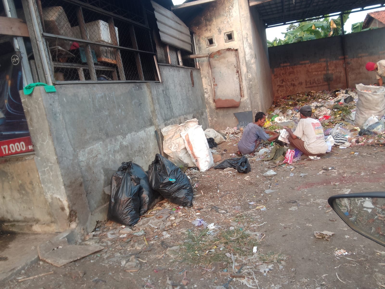 24__sampah_di_pasar1.jpg
