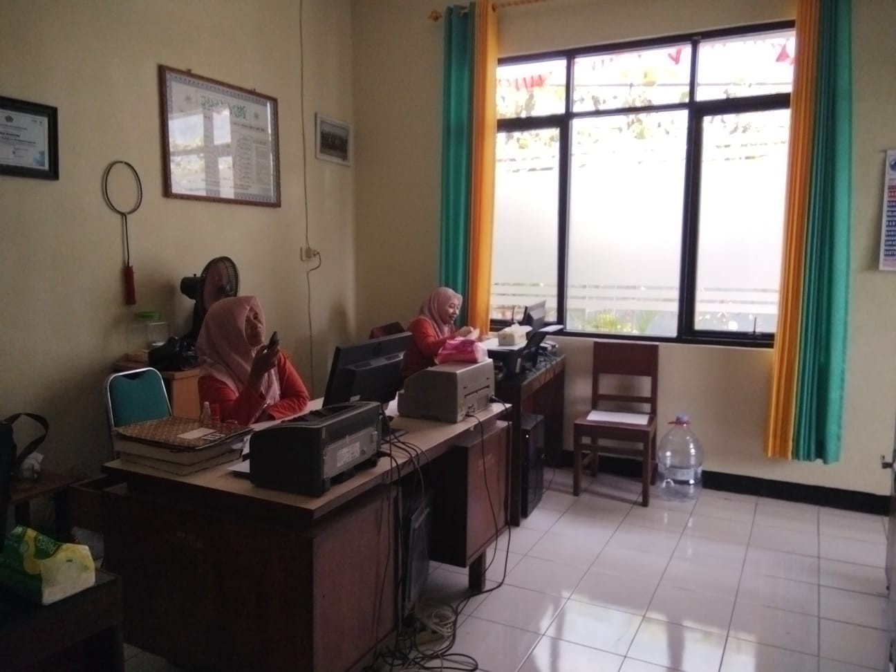 28__siap_menunggu_kantor_ketika_bapak_bapak_jumatan.jpg