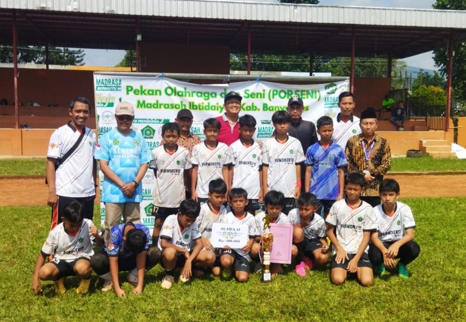 2_Tim_Sepak_Bola_Mini_KKM_MI_Purwokerto_Timur_Raih_Juara_PORSENI_MI_.jpeg