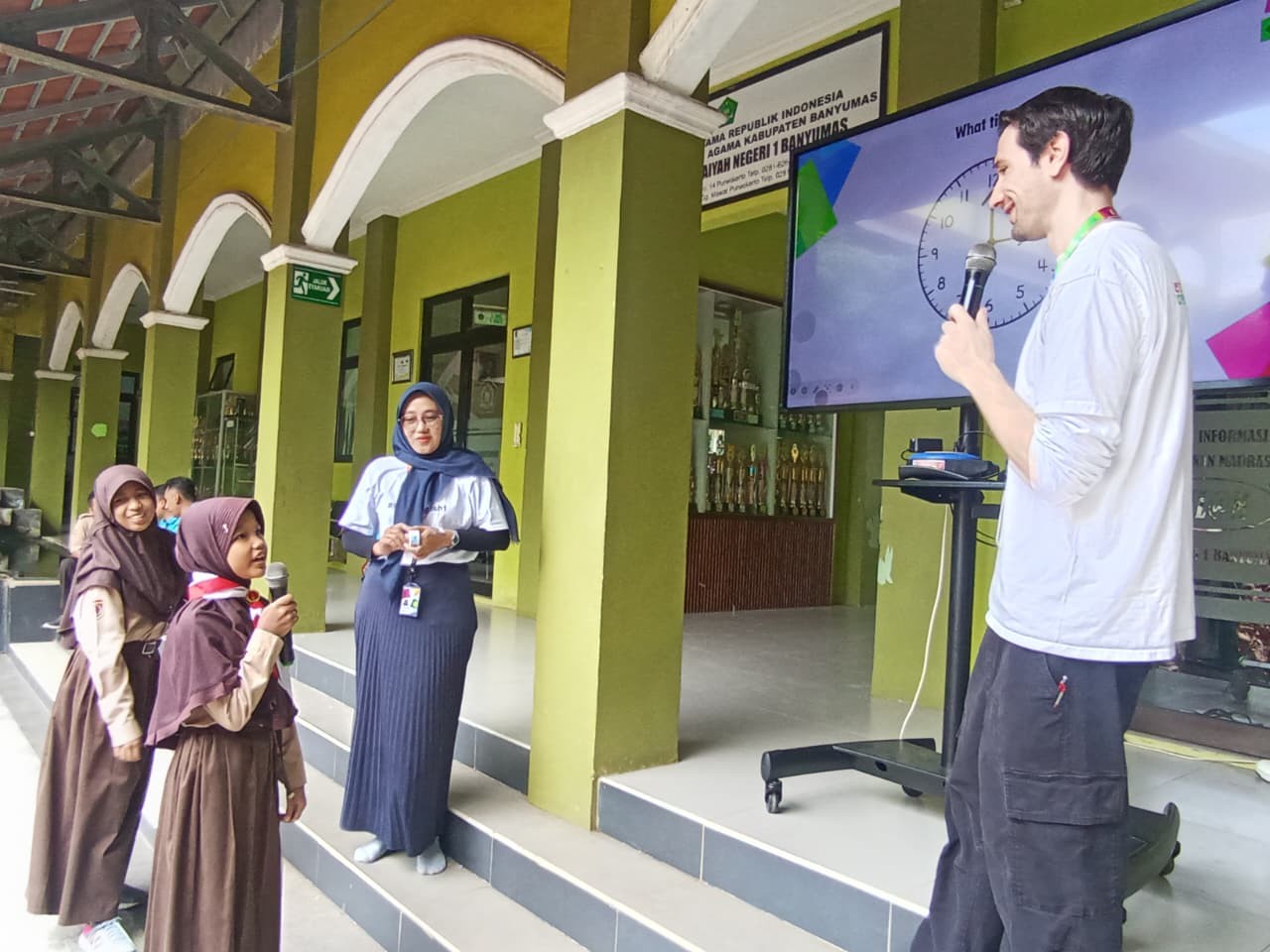 3_English_Fun_Day_with_English_1_Hadirkan_Native_Speaker_di_MIN_1_Banyumas.jpeg