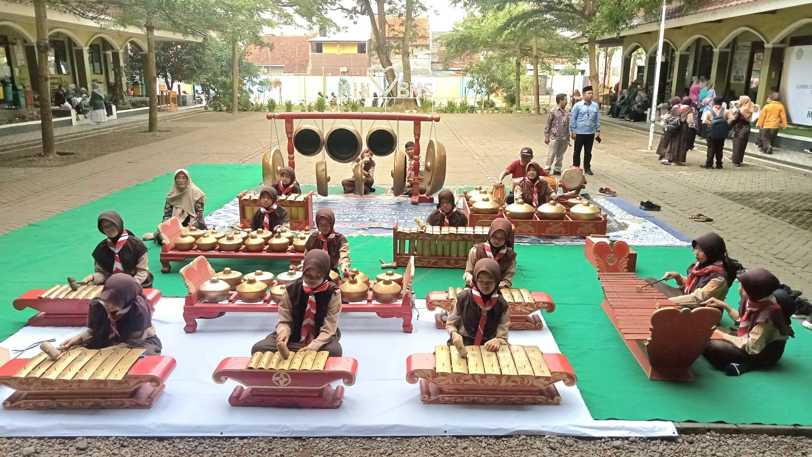 5_Pramuka_MIN_1_Banyumas_Tampilkan_Gending_Banyumas_Sambut_Peserta_LCC_Tingkat_Kabupaten.jpeg