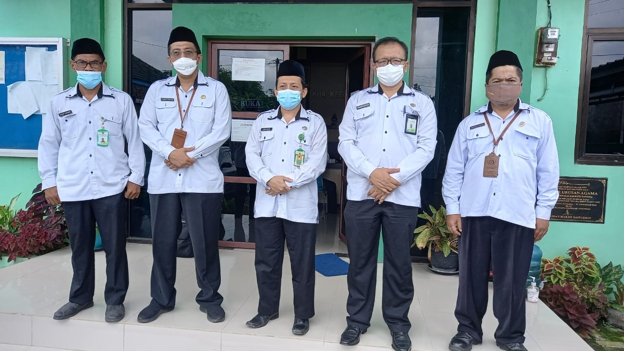 Foto_Monev_Wakaf_didepan_KUA1.jpeg