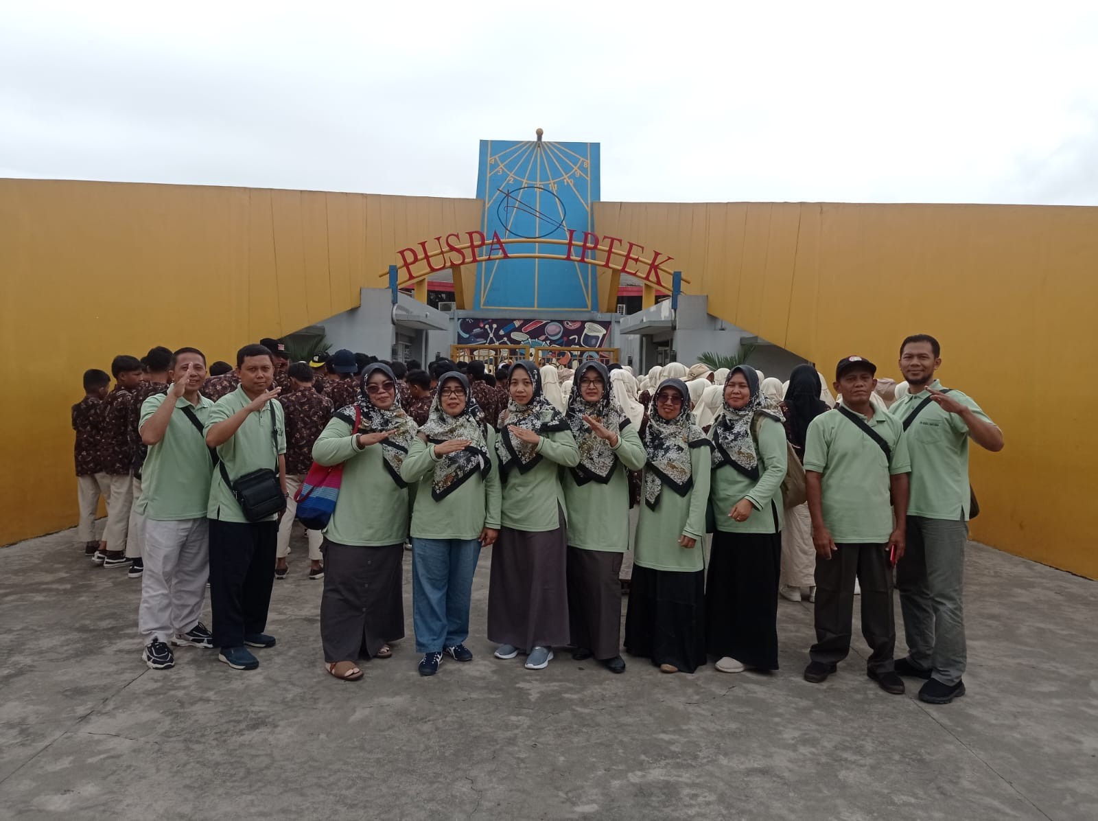 Menjelajah Ilmu dan Budaya: Outing Class MTs Negeri 2 Banyumas ke Jakarta-Bandung IMG-20241205-WA0017.jpg