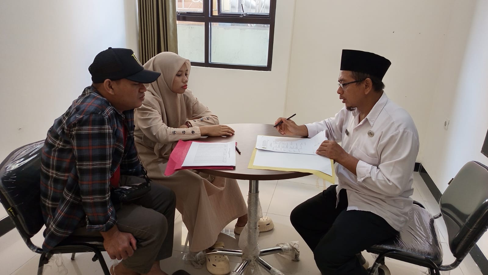 Soho_dan_Sholihatur_Rohman_pemeriksaan_Iszul.jpeg