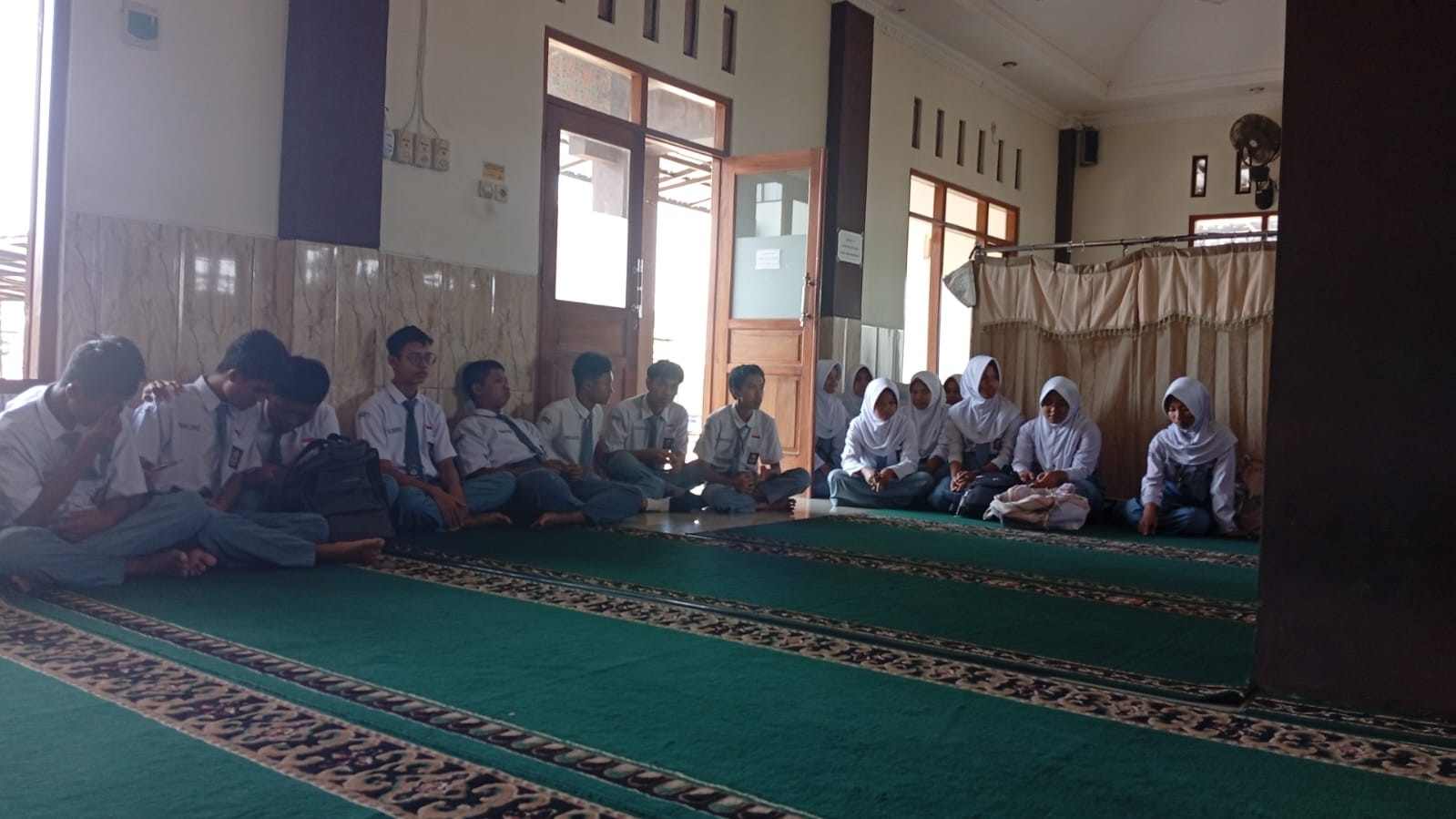 Penyuluh KUA Wangon Sosialisasikan Pencegahan Pernikahan Remaja di SMAN 1 Wangon