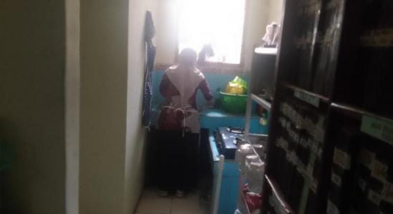 Pegawai KUA Wangon Rajin Piket Bersihkan Gerabah Inventaris, Wujudkan Lingkungan Kantor Bersih dan Asri