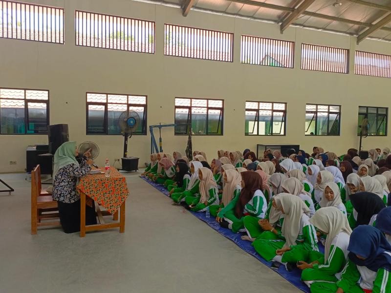KUA Wangon Gelar BRUS Keputrian di SMK Ma’arif NU 1 Wangon, Tanamkan Pentingnya Jaga Kehormatan Diri
