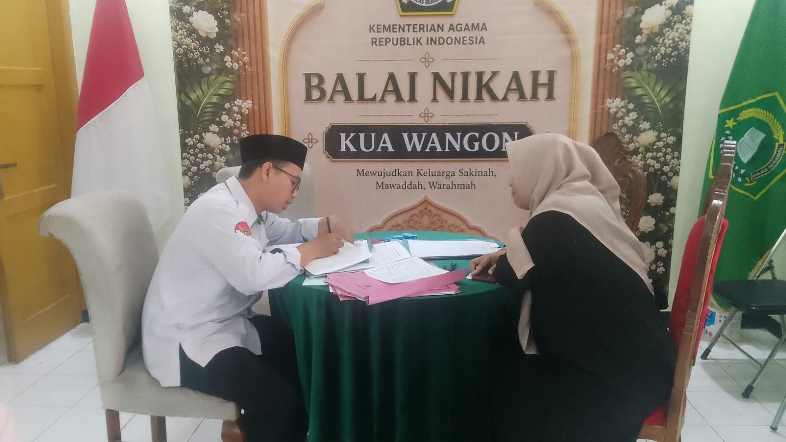 Penghulu Muda KUA Wangon Periksa Berkas Pendaftaran Nikah Bersama Catin untuk Verval