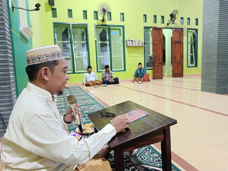Kajian Fikih Bersuci KUA Jatilawang: Penyuluh Edukasi Adab Istinja di MT Miftahul Huda