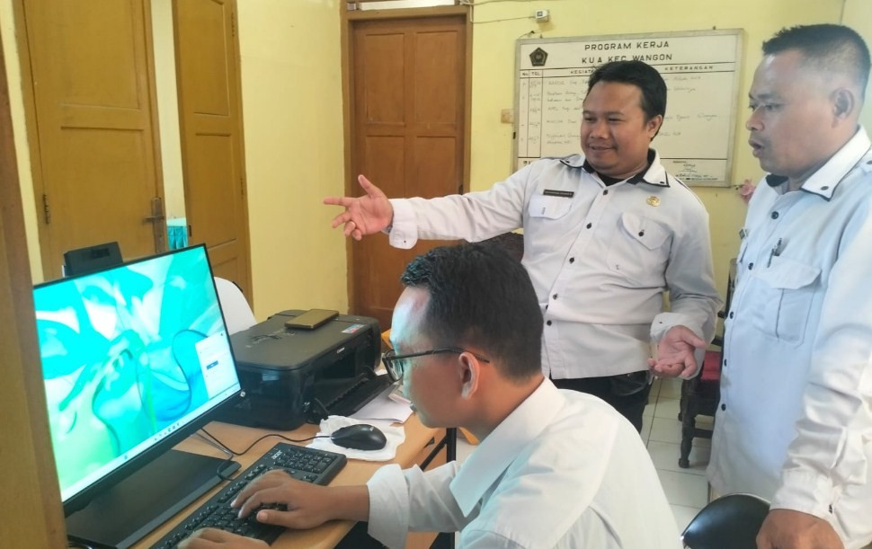 KUA Wangon Uji Coba Komputer Baru Hibah Kementerian Agama Kabupaten
