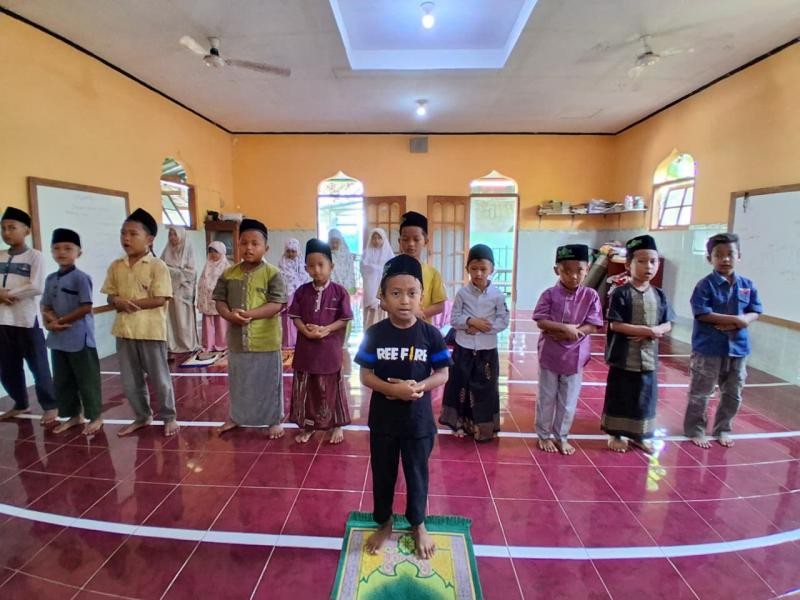 Bimluh Tajwid Idgham Bighunnah dan Praktik Shalat Subuh di MT Remaja dan Anak-anak Al Ikhlash Kalisalak
