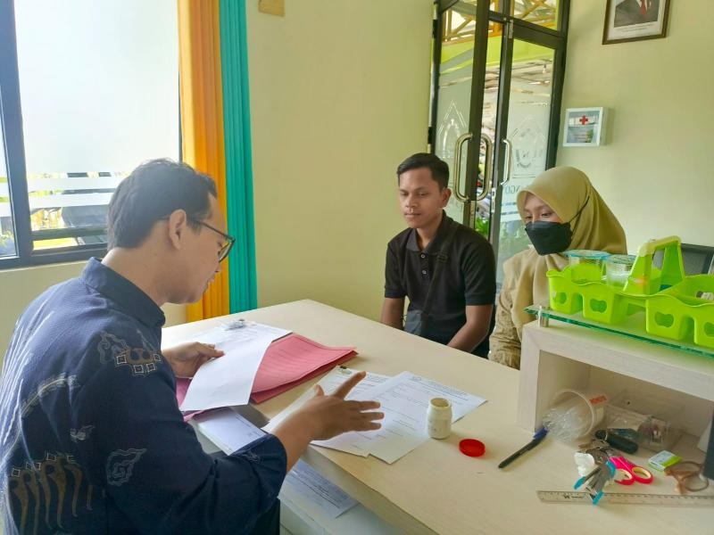Konsultasi Pendaftaran Nikah, Dua Catin Desa Windunegara Datang ke KUA Wangon
