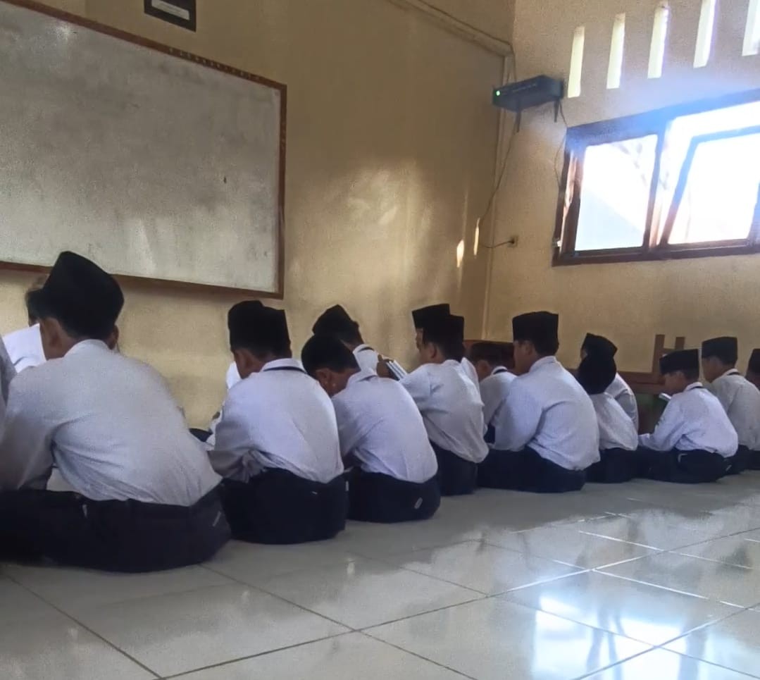 Tanamkan Kedisiplinan Sejak Dini, Penyuluh KUA Purwojati Isi BRUS di MTs Manbaul Falah
