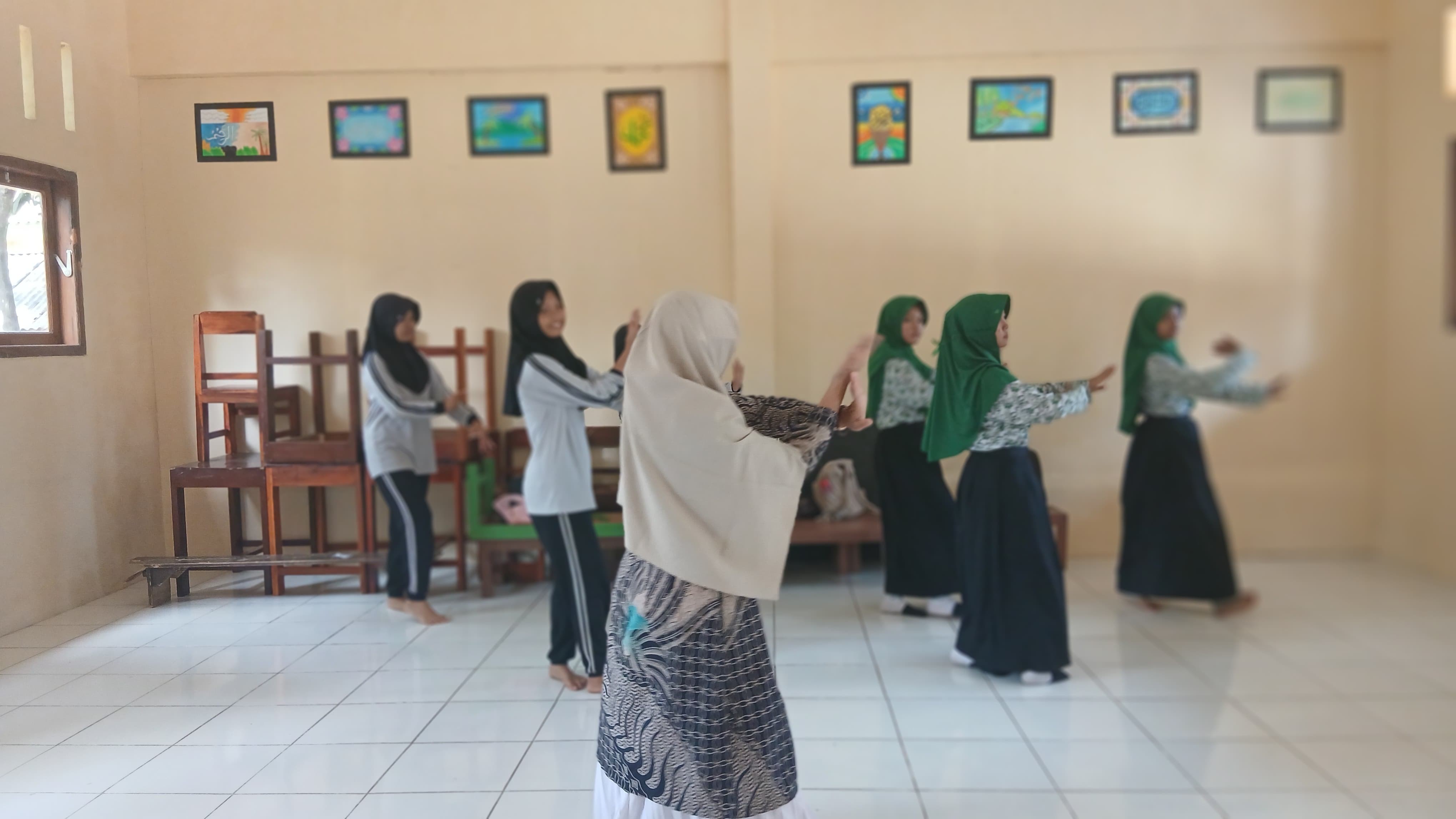 Kembangkan Potensi Seni dan Kreativitas, MTs Manbaul Falah Gerduren Hadirkan Ekstrakurikuler Tari