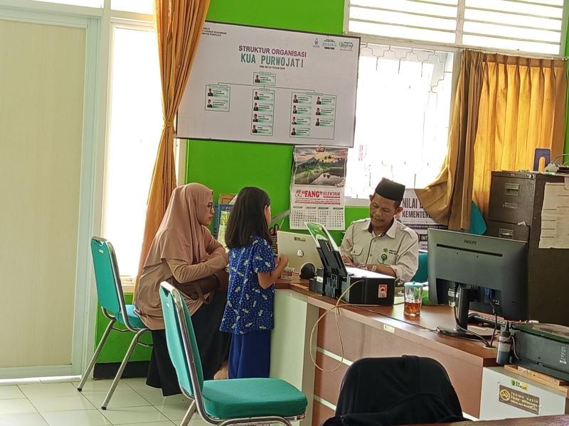 KUA Purwojati Layanani Pencetakan Buku Nikah