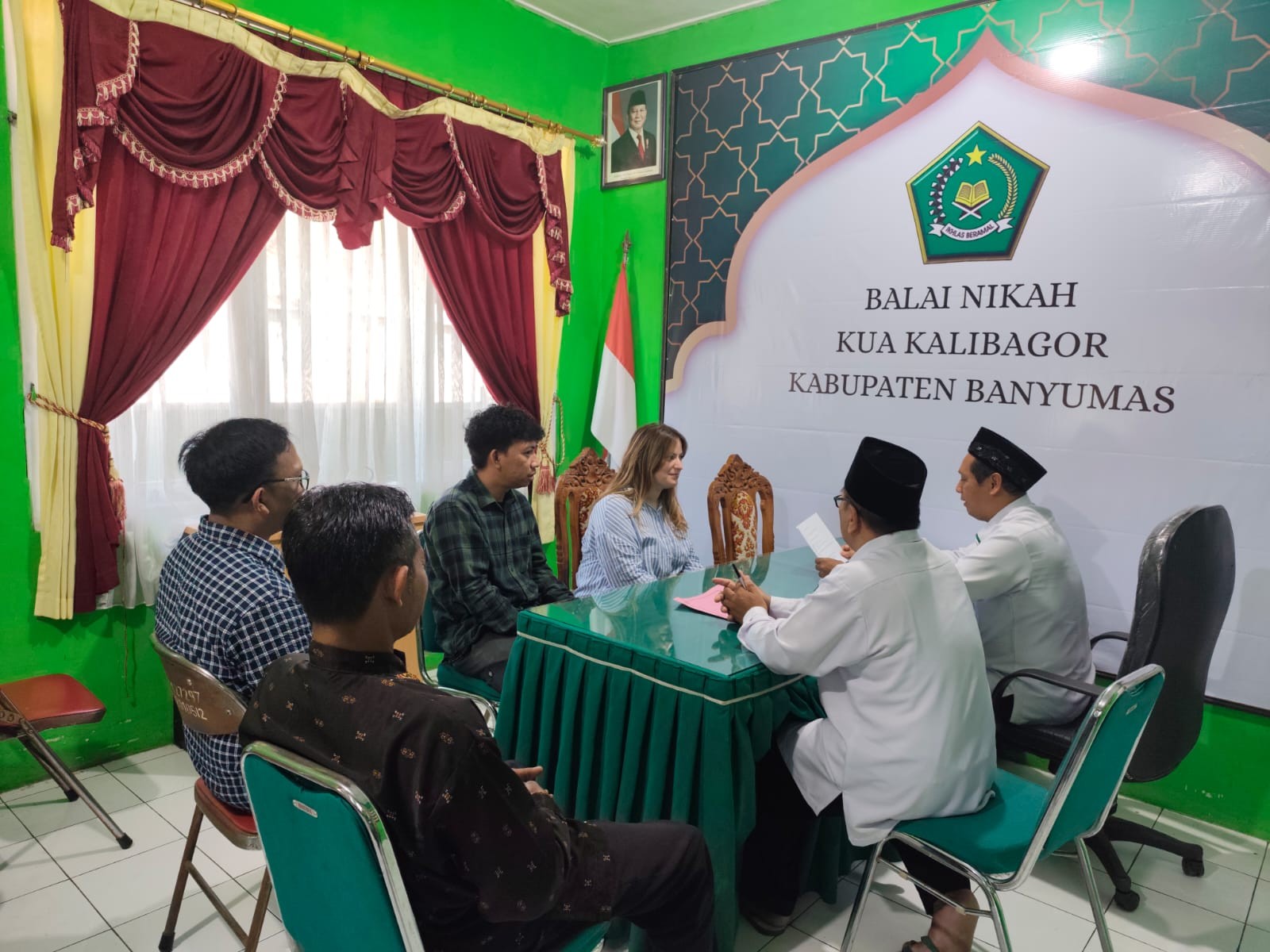Momen Haru KUA Kalibagor Fasilitasi Saudari Elodie Larazabal Memeluk Islam