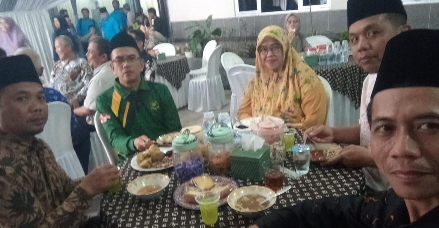 Pegawai KUA Purwokerto Barat Hadiri Resepsi Pernikahan Putri Kasi PAI Kemenag Banyumas