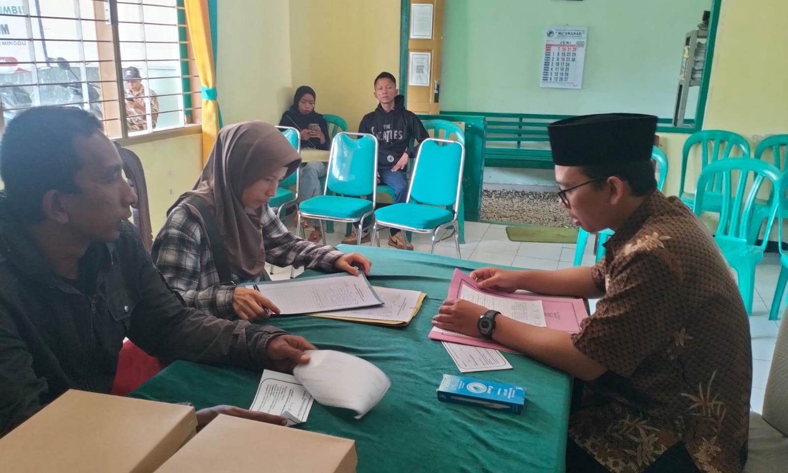 Penghulu Muda KUA Wangon Lakukan Pemeriksaan Catin dengan Detail