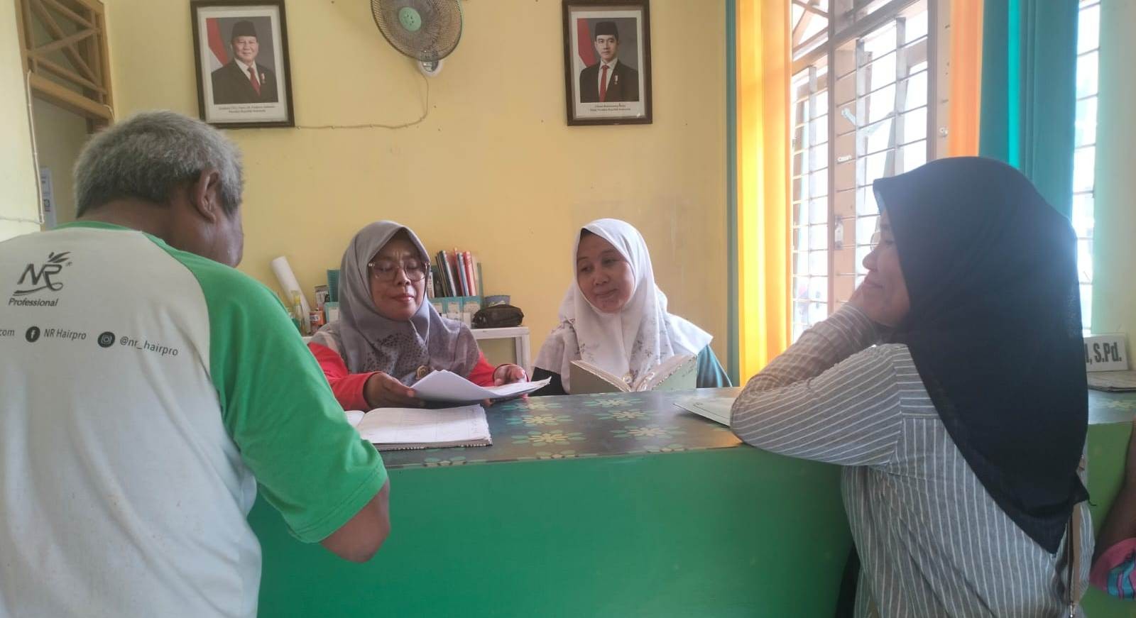 Pelayanan Ramah, Mudah dan Cepat; Staf KUA Memproses Surat Keterangan Belum Menikah