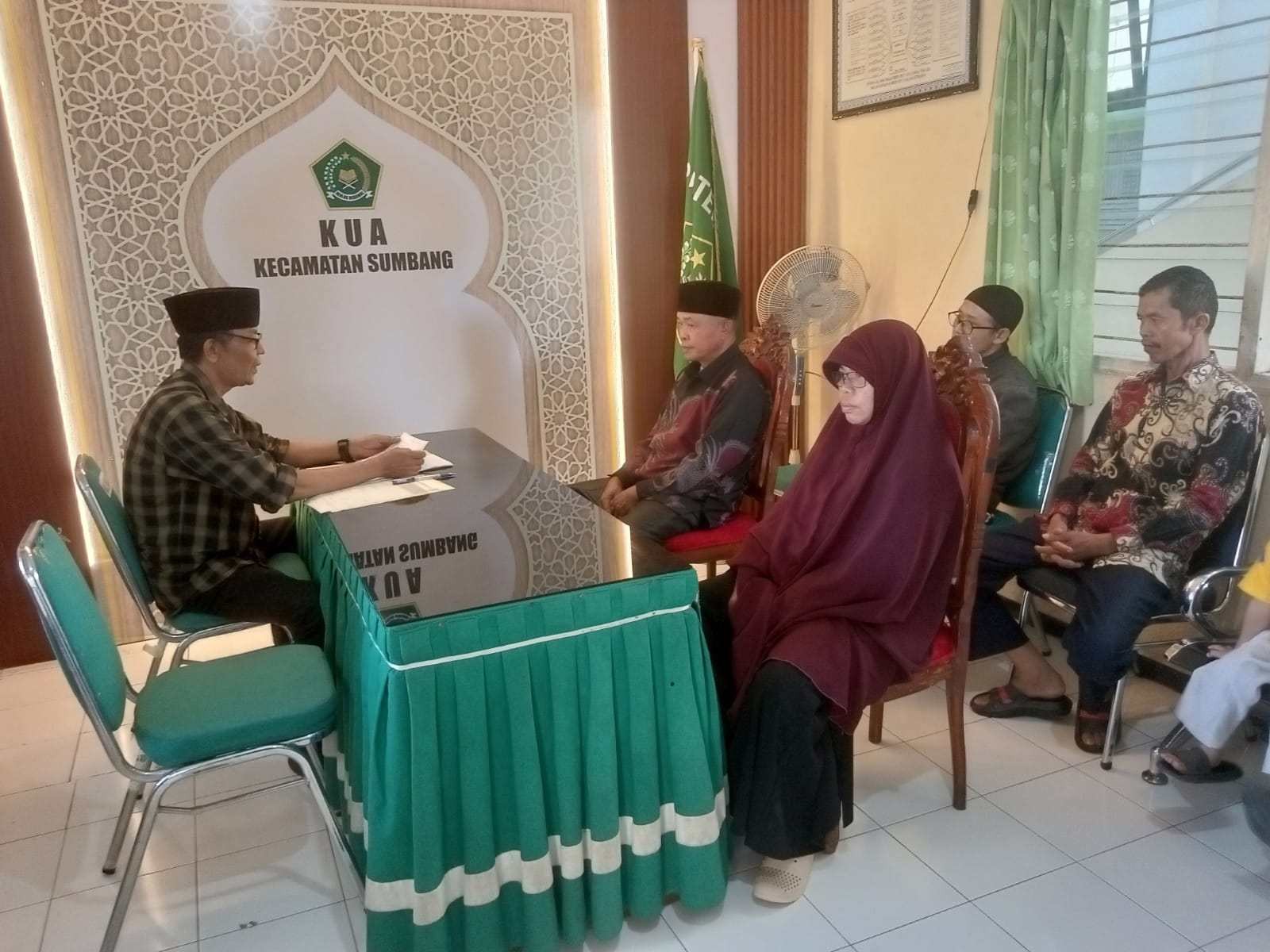 Pasangan Lansia Ijab Qabul di KUA Sumbang pada Jumat Pertama Bulan Hijriyah