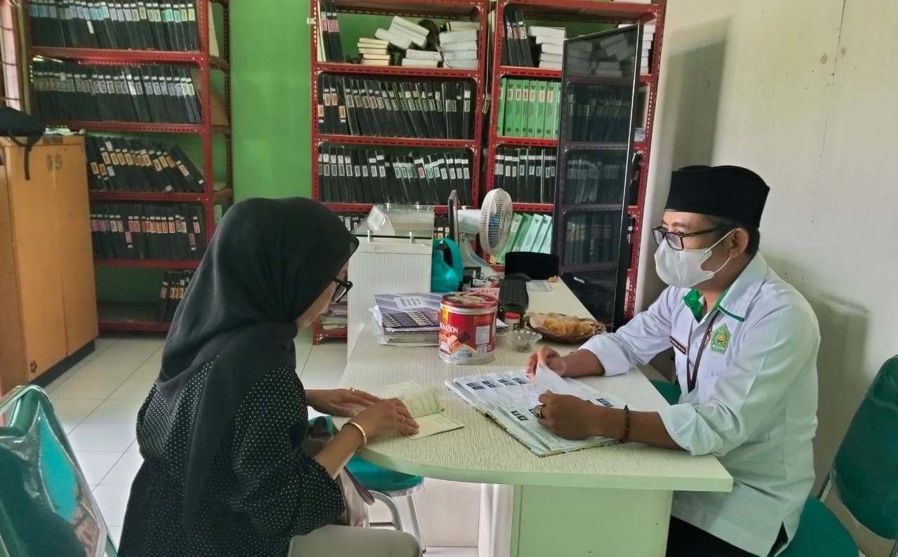 Kesigapan Penyuluh KUA Ajibarang Pastikan Buku Nikah Bebas Kesalahan