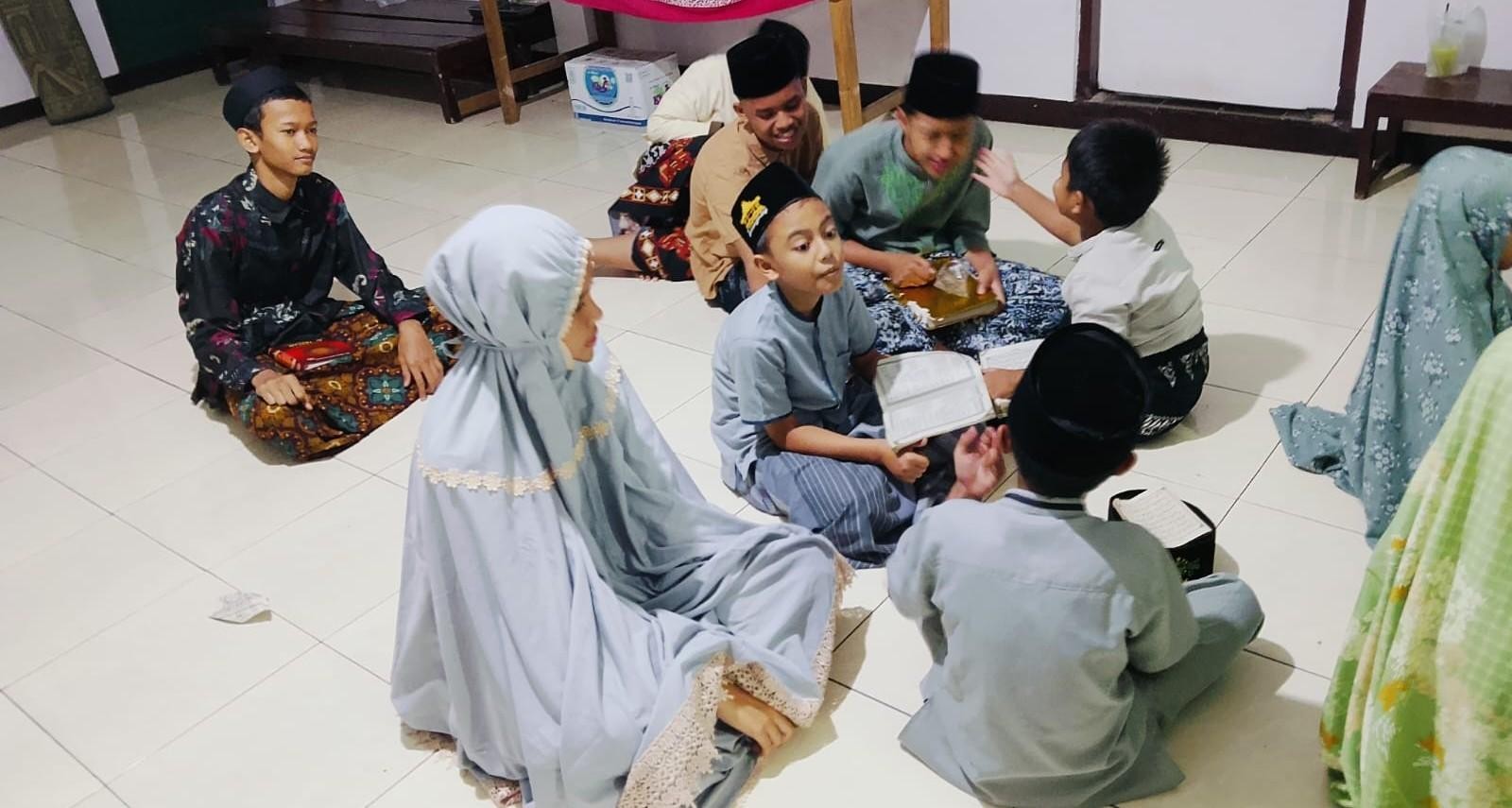 Bentuk Akhlak Sejak Dini: Metode Sorogan Lintas Generasi di Mushola Kedung Santen
