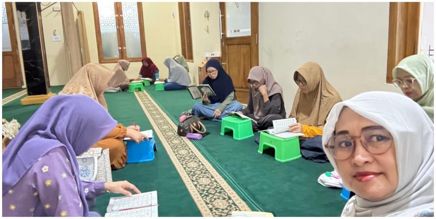 Penyuluh Bimbing Ibu-Ibu Jamaah Masjid Al Muhajirin Belajar Al-Quran