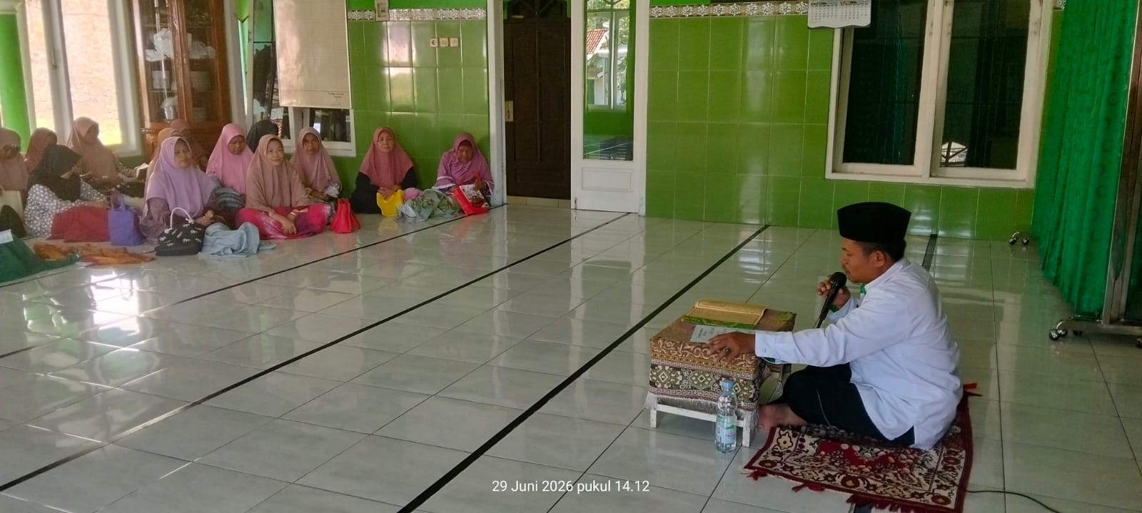 Penyuluh KUA Gumelar Kupas Tuntas Cara Gapai Ampunan Allah di MT Nurfalah Cihonje