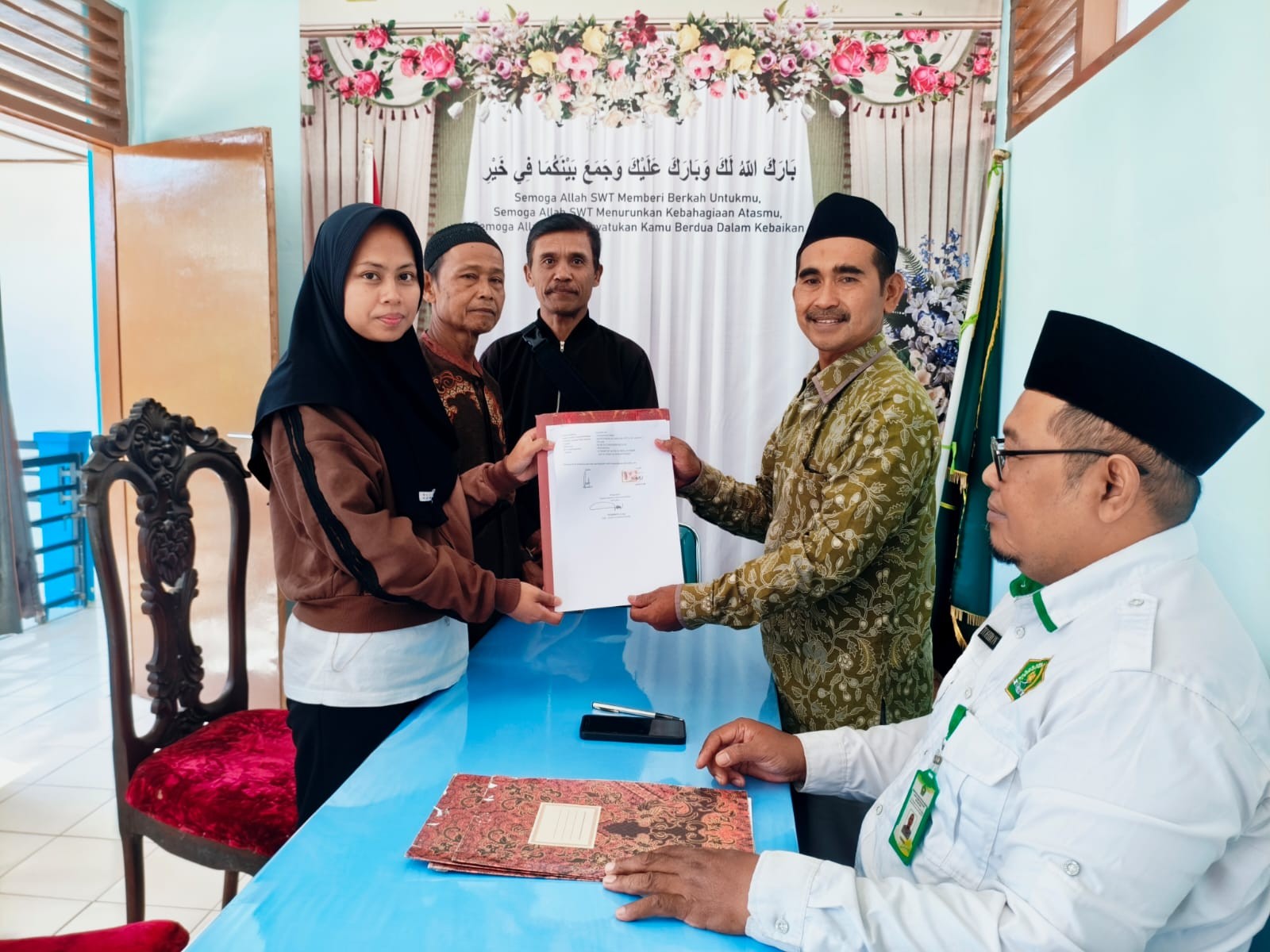 Warga Laksanakan Ikrar Wakaf kepada Nazhir Nahdlatul Ulama Lumbir di KUA