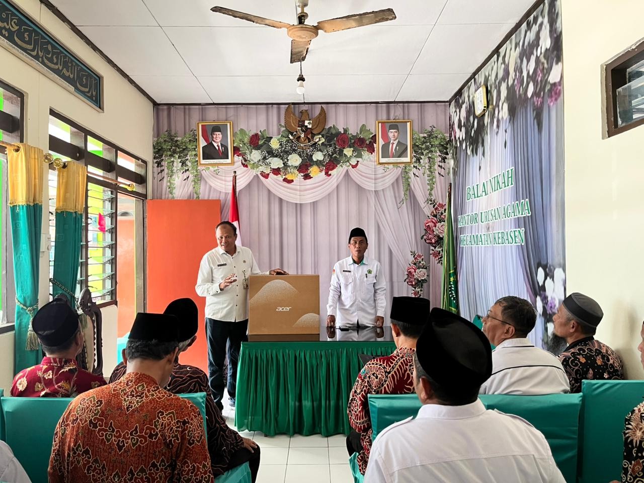 Penyerahan Bantuan Komputer untuk KUA Kebasen oleh Kasi Bimas Islam