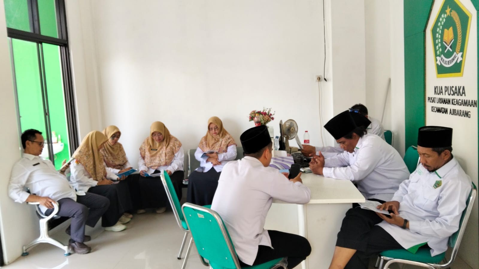 Raker KUA Ajibarang: Dari Mars MTQ hingga SKP Triwulan III, Kepala KUA Tekankan Disiplin dan Akuntabilitas
