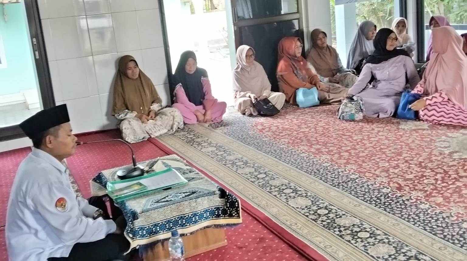 Tingkatkan Kualitas Ibadah Jamaah, Penyuluh KUA Gumelar Bedah Tata Cara Shalat Khusyuk di Desa Cihonje