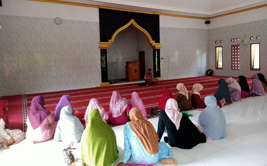 Perkuat Benteng Spiritual Jamaah, Penyuluh KUA Gumelar Bedah Keutamaan Shalat di MT Sifaul Qulub