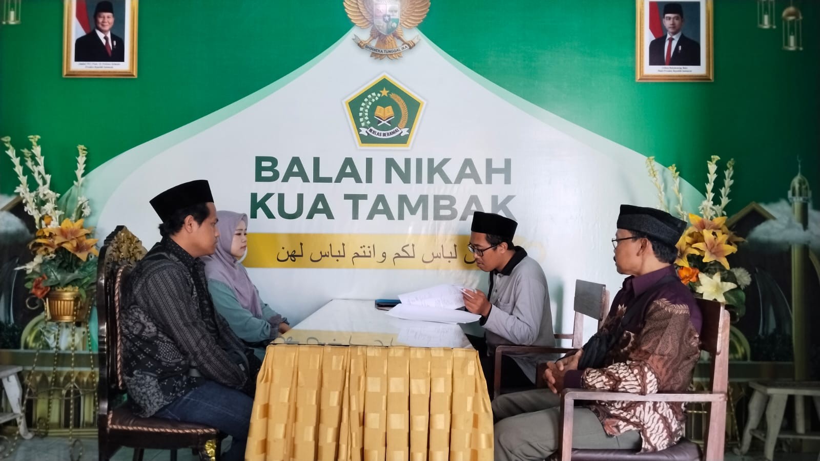 Pastikan Kelengkapan Administrasi, Penghulu KUA Tambak Periksa Berkas Catin Asal Watuagung