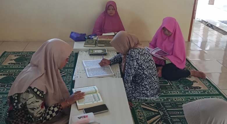 Melalui Tradisi Tadarus Bersama, Penyuluh KUA Sumpiuh Perkuat Karakter Jamaah MT Al-Iman