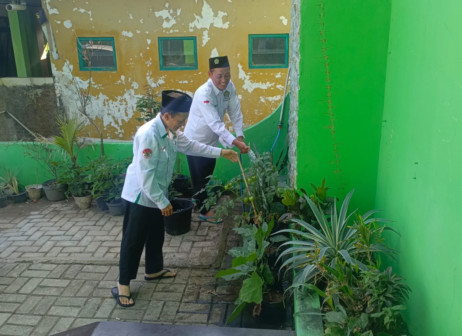 Rawat Kebun, Jaga Ekologi: KUA Sokaraja Wujudkan Kepedulian Lingkungan