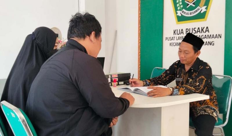 Telusuri Riwayat Pernikahan Orang Tua, Warga Sokaraja Sambangi KUA Ajibarang