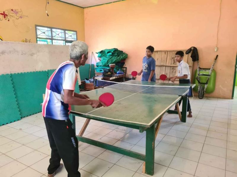 Ekstrakurikuler Tenis Meja MTs Ma’arif NU 1 Purwojati Konsisten Cetak Prestasi