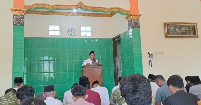 Sampaikan Khutbah Jumat di Masjid Al Madinah, Penyuluh KUA Gumelar Ajak Jamaah Rawat Istikamah Ibadah di Bulan Rabiul Akhir