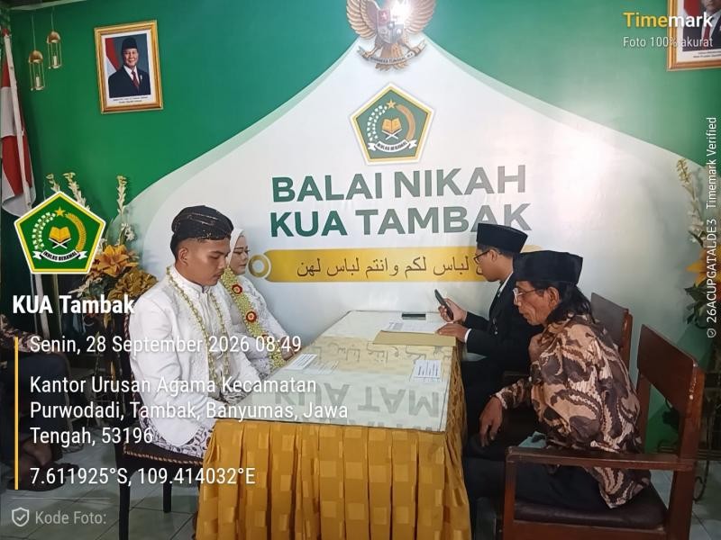 Suasana Penuh Haru dan Bahagia, Pernikahan Aziz dan Evi di Balai Nikah KUA Tambak Berlangsung Lancar