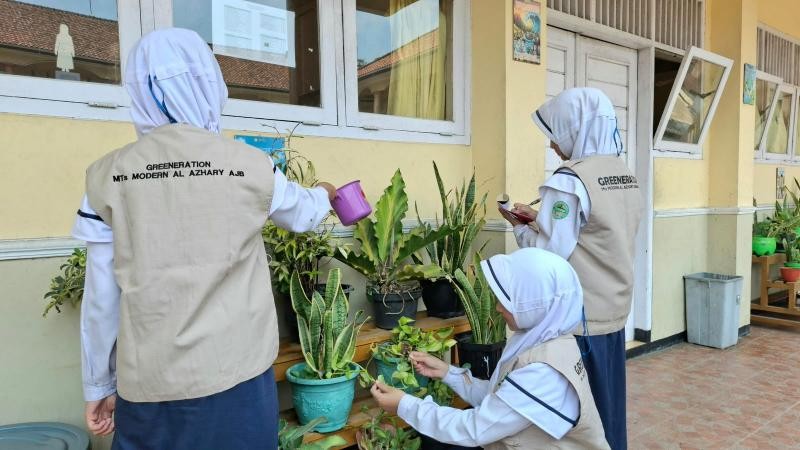 Tumbuhkan Budaya Hijau, Komunitas Greeneration MTs Modern Al Azhary Ajibarang Rutinkan Aksi Peduli Lingkungan