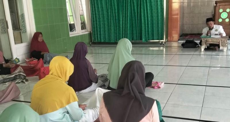 Tingkatkan Kualitas Ibadah Warga, Penyuluh KUA Gumelar Kupas Tata Cara Shalat Khusyu dan Benar di MT Nurfalah
