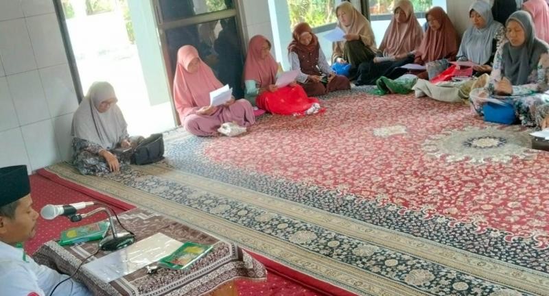 Perkuat Kualitas Ibadah Warga, Penyuluh KUA Gumelar Edukasi Adab Doa Setelah Sholat di MT Hijrotunnisa Cihonje