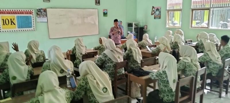Monitoring Kepala Madrasah dalam Rangka Kegiatan Asesmen Sumatif Tengah Semester (ASTS) di MAN 3 Banyumas 