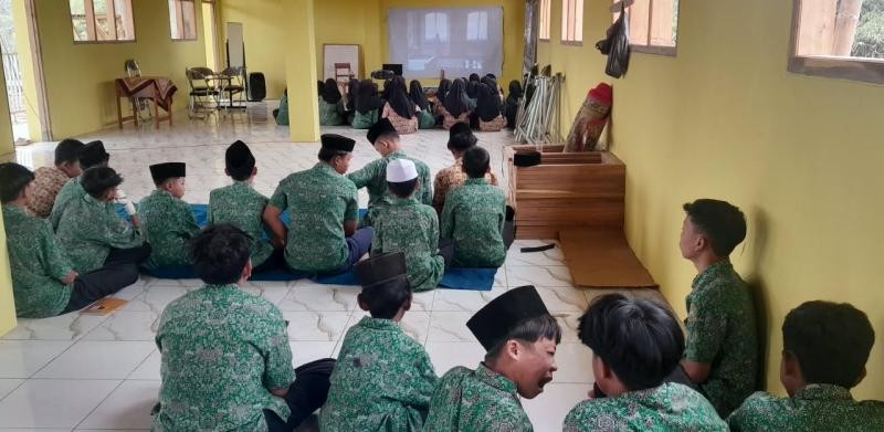 Peringati Sejarah Bangsa, MTs dan MA Nurul Iman Cikembulan Gelar Nonton Bareng Film G30S/PKI