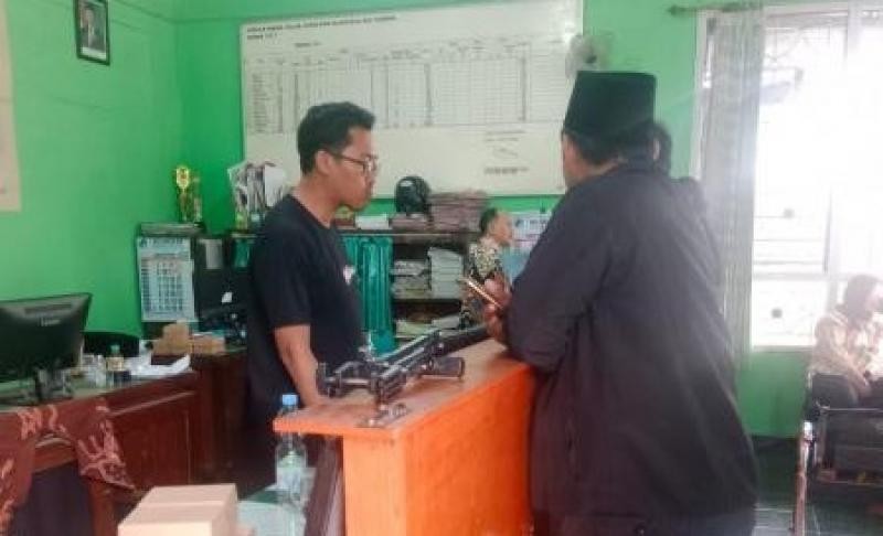 Kayim Gemelar Kidul Bantu Urus Andon Nikah Warga ke Desa Selanegara