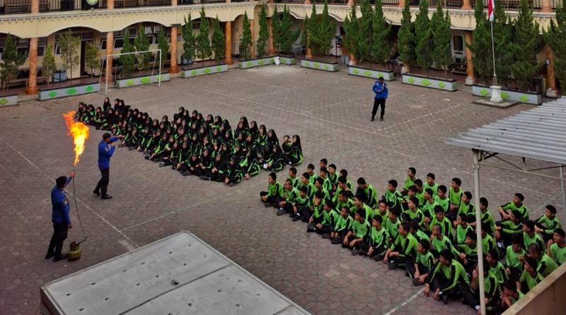 Ayo Siaga Bencana! Siswa MTs Modern Al Azhary Belajar Padamkan Api Bersama Damkar Wangon