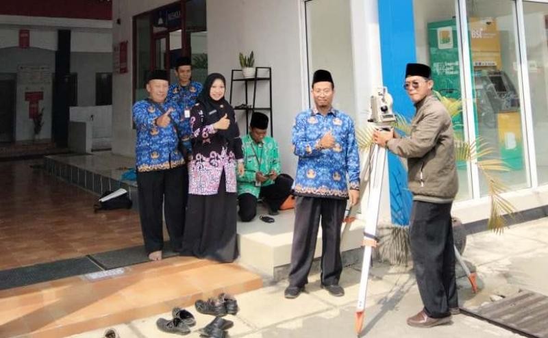 Tim SAFAC Bimas Islam Kemenag Banyumas Kalibrasi Arah Kiblat di SPBU Jalan Raya Jatilawang