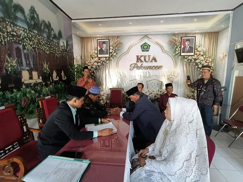 Jemput Bahagia di Balai Nikah KUA Pekuncen, Catin Resmi Bersatu dalam Ikatan Pernikahan