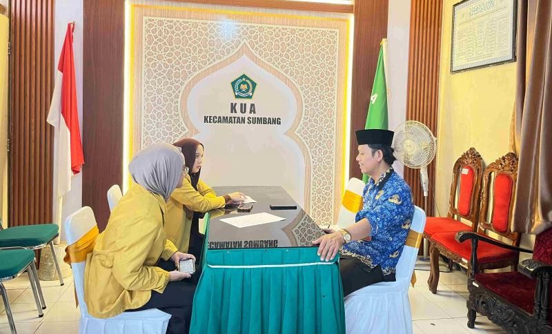 Kunjungan Mahasiswi UNSOED Purwokerto ke KUA Sumbang Bahas Pernikahan Dini